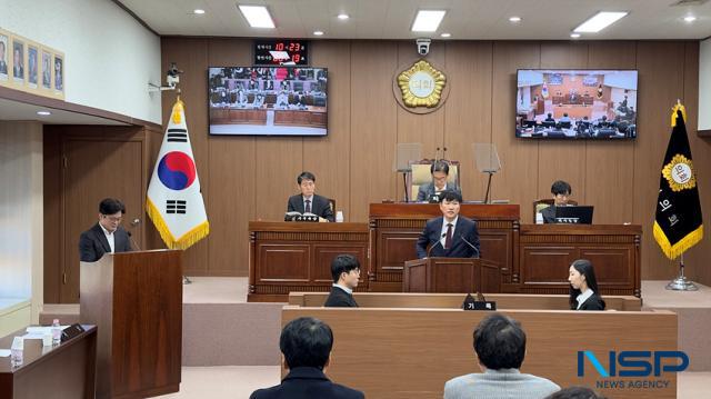 NSP통신-한종우 의원이 24일 본회의에서 김병수 김포시장에게 보충 질문을 하고 있는 모습. (사진 = 조이호 기자)