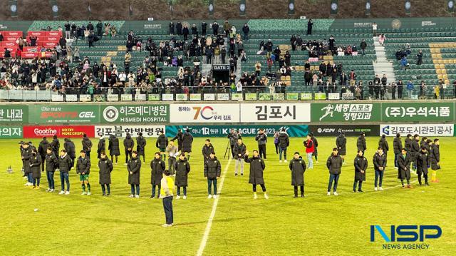 NSP통신-김포FC가 정규리그 마지막 홈경기를 마치고 출정식에서 팬들에게 인사를 하고 있는 모습. (사진 = 조이호 기자)