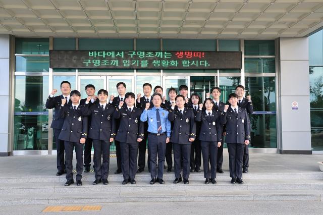 NSP통신-유충근 서장이 신임 경찰관 임용식을 개최하고 기념사진 촬영을 하고 있는 모습. (사진 = 동해해경)