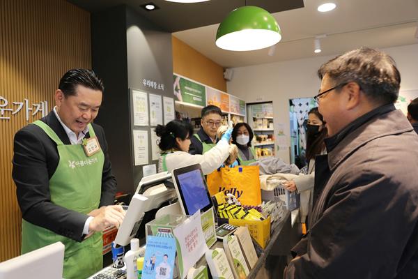 NSP통신-김인규 하이트진로 대표가 아름다운 하루 특별전에서 판매 봉사를 하고 있다. (사진 = 하이트진로)