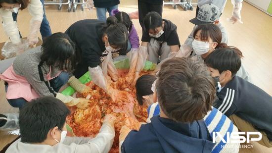 NSP통신-성황초 교직원 및 학생들 김장 (사진 = 광양시청)