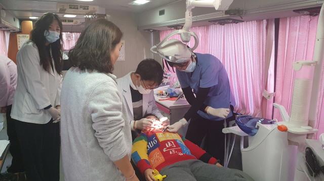 NSP통신-닥터 자일리톨 버스에서 치과 진료를 하는 모습. (사진 = 수원시)