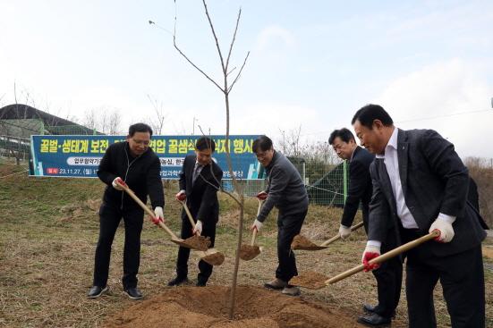 NSP통신-사진 왼쪽부터 김보규 농심 경영기획실장, 이상재 농촌진흥청 농업생물부장, 조재호 농촌진흥청장, 이정석 부안군 부군수, 김용래 한국양봉농협 조합장 (사진 = 농심 제공)