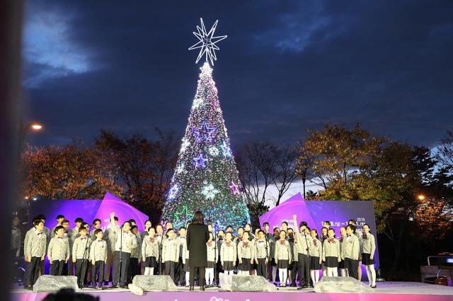 NSP통신-2018년도 성남시 복정 어울림 빛축제 대형트리 조형물. (사진 = 성남시)