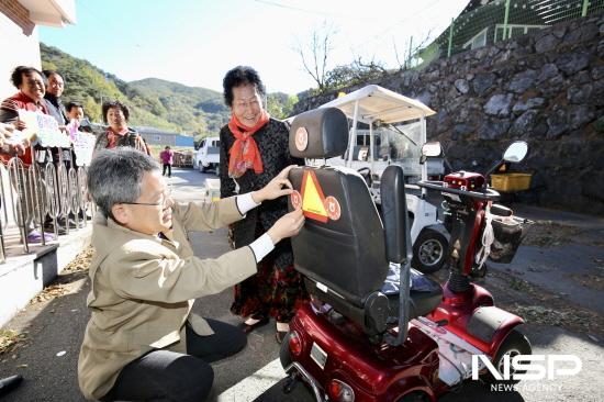 NSP통신-이돈성 조합장 전동차 안전반사판 부착