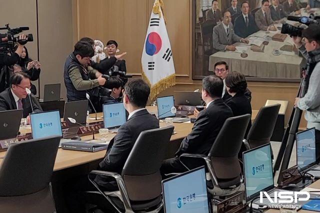 NSP통신-30일 이창용 한국은행 총재가 금융통화위원회 회의실에 입장해 자리에 착석했다. (사진 = 강수인 기자)