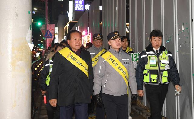 NSP통신-29일 이권재 오산시장(왼쪽)과 경찰들이 합동순찰을 하는 모습. (사진 = 오산시)