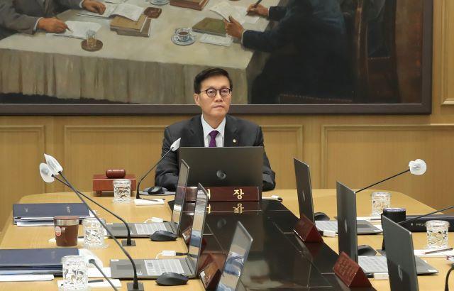 NSP통신-韓国銀行のイ·チャンヨン総裁が30日午前、ソウル中区の韓国銀行で開かれた金融通貨委員会本会議で会議を主宰している。 (사진 = 韓国銀行)