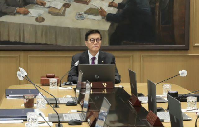 NSP통신-Управляющий Банка Кореи Ли Чан Ён председательствует на пленарном заседании Комитета по денежно-кредитной политике, которое проходит в Банке Кореи в Чунгу, Сеул, утром 30-го числа. (Фото = Банк Кореи)