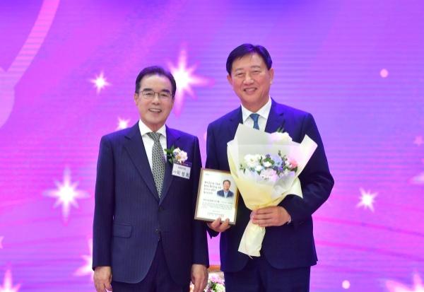 NSP통신-김한종 장성군수(사진 오른쪽)이 농협중앙회로부터 귀농 활성화 선도인상을 수상하고 있다. (사진 = 전남농협)