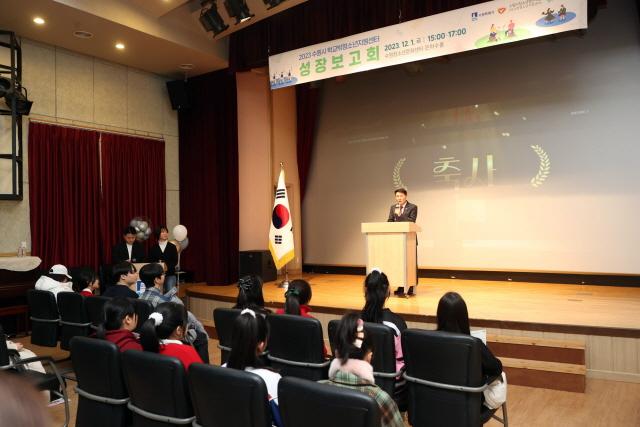 NSP통신-1일 수원청소년문화센터에서 열린 수원시 학교 밖 청소년지원센터 성장보고회에서 김기정 수원시의회 의장이 축사를 하고 있다. (사진 = 수원시의회)