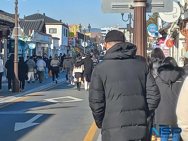 NSP통신-지난 1일 경주 황리단길을 찾은 젊은 관광객들 (사진 = 경주시)