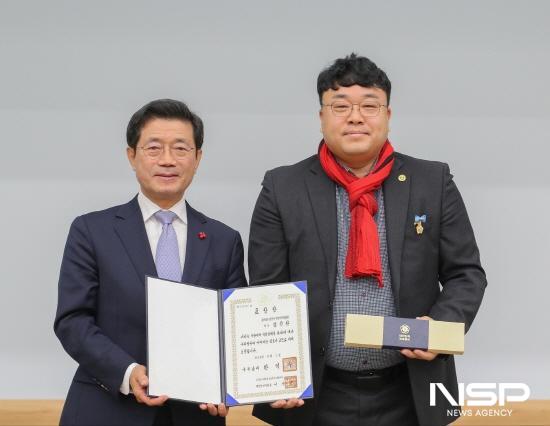 NSP통신-정인화 광양시장과 김진환 광양시주민자치연합회 회장 기념 찰영
