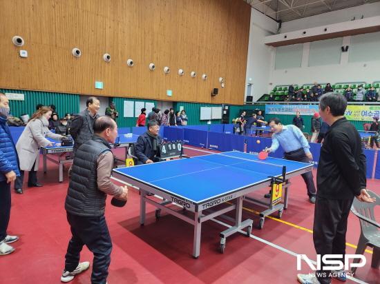 NSP통신-섬섬여수 라지볼 탁구대회에 참가한 지역 시니어들이 열띤 경기 (사진 = 여수광양항만공사)