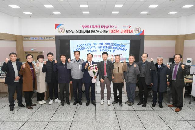 NSP통신-1일 이권재 오산시장(왼쪽에서 일곱번째)과 참석자들이 기념촬영을 하는 모습. (사진 = 오산시)