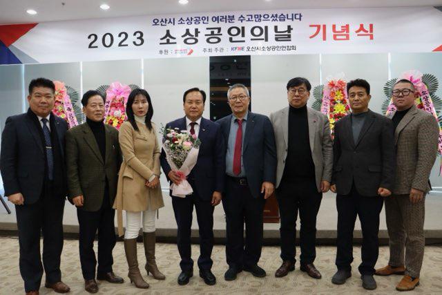 NSP통신-1일 이권재 오산시장(왼쪽 네번째)과 참석자들이 사진촬영을 하는 모습. (사진 = 오산시)