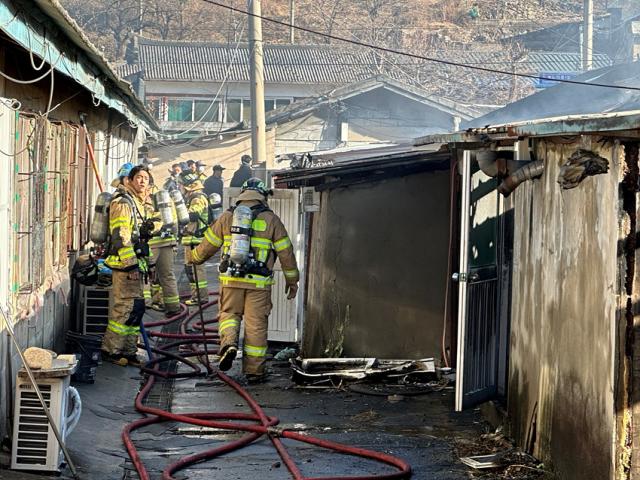 NSP통신-삼척시 도계읍 장미사택 화재사고 모습. (사진 = 삼척시)