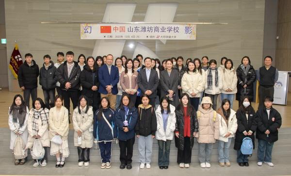 NSP통신-4일 대구보건대학교 연마관 국제회의실에서 중국 산동유방상업학교 학생들이 오리엔테이션에서 기념촬영을 하고 있다. (사진 = 대구보건대학교)