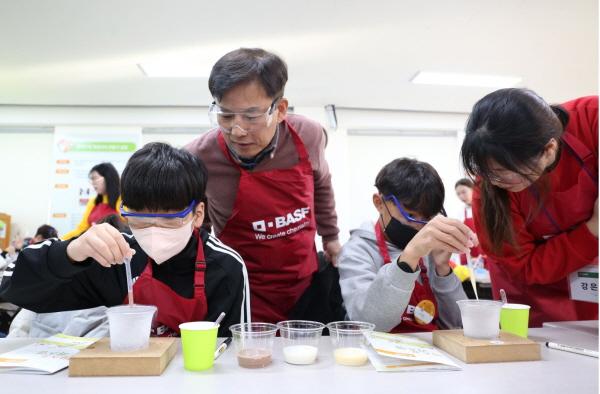 NSP통신-여수 소라초등학교 학생들이 한국바스프 이운신 여수공장 공장장과 함께 화학 실험을 하고 있다. (사진 = 한국바스프)