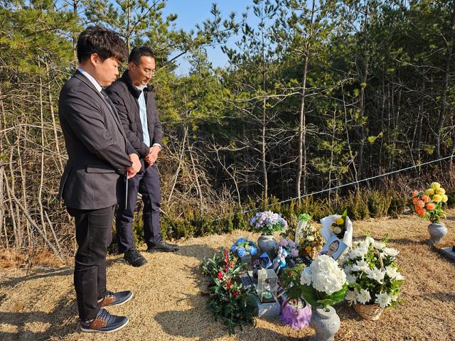 NSP통신-도현이 묘를 찾은 김용래 의원과 도현이 아버지인 이상훈씨가 묵념을 하고 있는 모습. (사진 = 강원도의회)