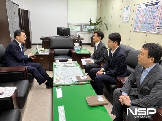 NSP통신-중앙선거관리위원회 국회의원선거구획정위원회를 방문해 관계자를 면담중인 소병철 의원 (사진 = 소병철 국회의원실)