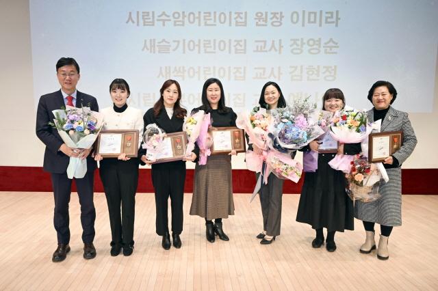 NSP통신-5일 이민근 안산시장(왼쪽 첫번째)이 2023 안산시 보육인 대회에 참석해 관내 보육인들과 기념촬영을 하고 있다. (사진 = 안산시)