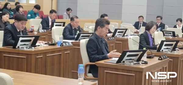 NSP통신-예천군의회 의원들이 군정 실과소 업무계획 보고를 청취하고 있다. (사진 = 김두일기자)
