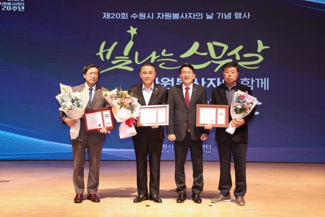 NSP통신-6일 김기정 수원시의회 의장(왼쪽 세번째)과 수상자들이 기념촬영을 하고 있다. (사진 = 수원시의회)