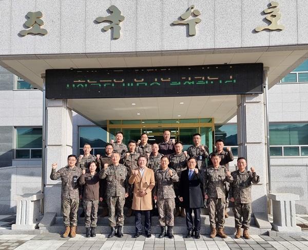 NSP통신-육군 3군단 후원금 전달 단체 사진