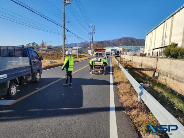 NSP통신-경주시가 경상북도에서 주관한 2023년 추계 도로정비 자체 평가 에서 우수기관으로 선정됐다고 7일 밝혔다. 도로 긴급보수 현장 (사진 = 경주시)