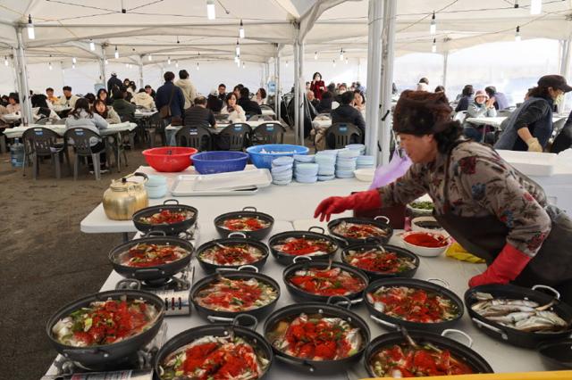 NSP통신-지난해 양양군 물치항에서 개최한 도루묵 축제 모습. (사진 = 양양군)