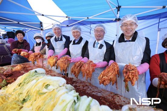 NSP통신-이돈성 조합장, 정인화 광양시장과 장영조 NH농협 광양시지부장 김장 담그기 행사