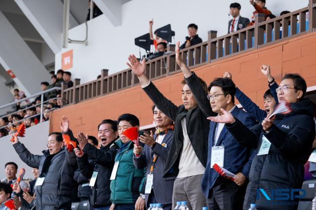 NSP통신-2차전 경기 후반 추가시간이 종료되며 승리가 확정되자 기뻐하는 김병지 대표 등 내빈 모습. (사진 = 조이호 기자)