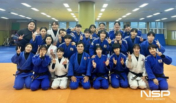NSP통신-장용수 관장이 한국체육대학교 여자 유도부 선수들을 대상으로 유도기술 세미나를 개최했다. (사진 = 탑클래스)
