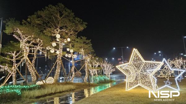 NSP통신-예천군 복합커뮤니티센터 1층 실외 정원 야간 모습. (사진 = 예천군)