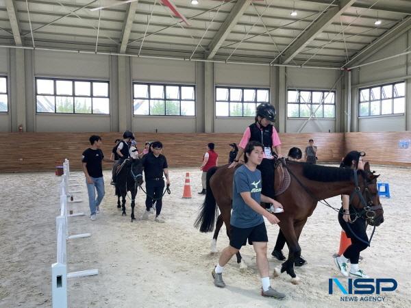 NSP통신-경상북도교육청은 장애 학생의 재활 치료와 정서적 회복뿐만 아니라 가족 간의 친밀감 향상을 목적으로 상주 국제승마장에서 2023 하반기 재활승마 겨울 가족 캠프 를 개최한다. (사진 = 경상북도교육청)