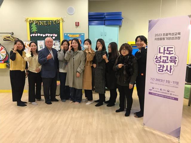 NSP통신-강릉시가 포괄적 성교육 활동가들에게 위촉장을 수여하고 기념사진 촬영을 하고 있는 모습. (사진 = 강릉시)