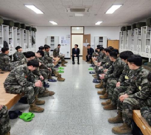 NSP통신-임종배 청장은 12일 포항시에 위치한 포항예비군훈련장을 방문해 동원훈련에 참가한 예비군들을 격려하고 소통하는 시간을 가졌다. (사진 = 대구경북지방병무청)