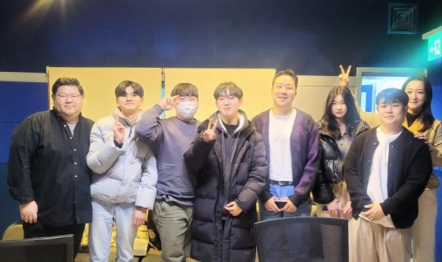 NSP통신-앨범 제작에 참여한 (오른쪽부터) 김민주 교수, 김상규(보컬), 김보경(보컬), 김지환(보컬디렉터), 김원우(작곡), 김선태(보컬), 이찬민(작사작곡), 신정은 선생(프로듀싱·편곡). (사진 = 안양대)