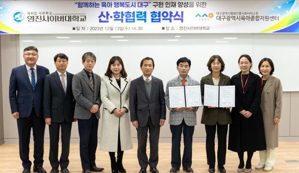 NSP통신-영진사이버대학교와 대구시육아종합지원센터 13일 영진사이버대 회의실에서 산학협력 협약을 체결했다. 사진은 협약에 나선 조방제 영진사이버대학교 총장, 임지영 대구시육아종합지원센터 센터장(왼쪽서 여섯째부터) 등 관계자들이 기념사진을 찍고 있다. (사진 = 영진사이버대학교)