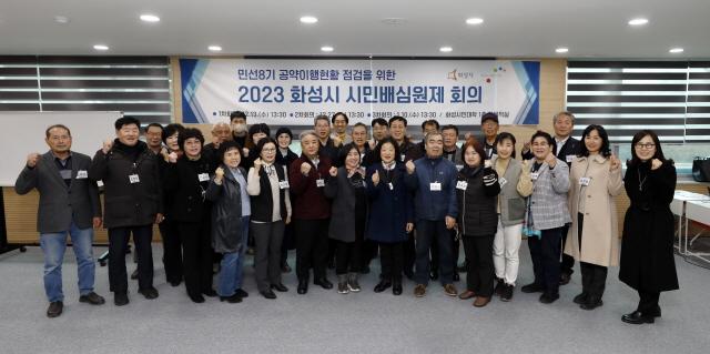 -13일 시민배심원들이 기념촬영을 하고 있다 사진 화성시