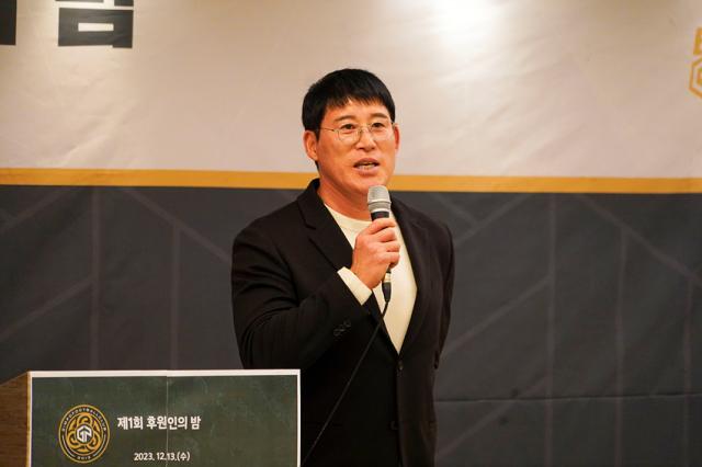 NSP통신-고정운 김포FC 감독이 후원인의 밤에서 인사말을 하고 있는 모습. (사진 = 김포FC)