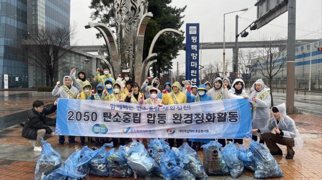 NSP통신-평택항 일대에서 대한적십자사 포승봉사회와 공동으로 환경정화활동을 전개한 김석구 사장과 임직원들 기념촬영 모습. (사진 = 경기평택항만공사)