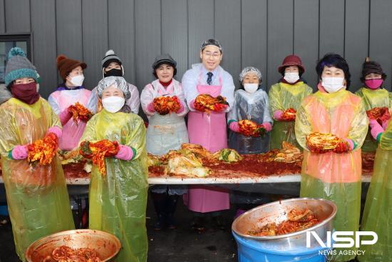 NSP통신-허순구 조합장과 행복나눔 봉사단과 부녀회 회장단 직접 담근 김장김치