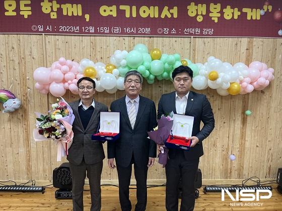 NSP통신-완주군의회 김재천 의원(사진 왼쪽)과 최광호 의원(오른쪽)이 보육발전 기여 감사패을 수상했다. (사진 = 완주군의회)