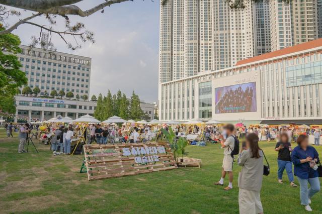 NSP통신-5월 부천시청 앞 잔디광장에서 열린 도시 사파리 예술시장 모습. (사진 = 부천시)