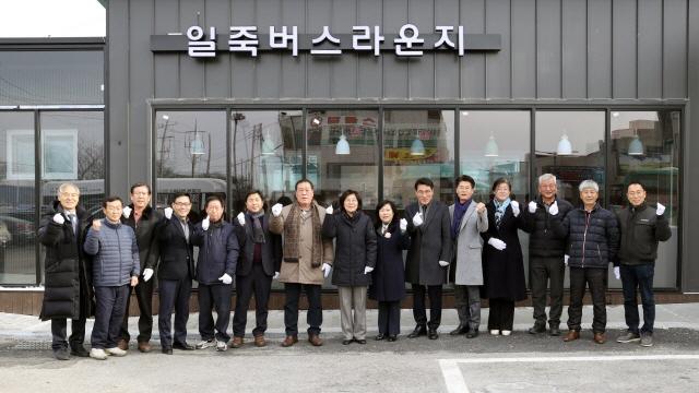 NSP통신-안성시가 일죽터미널 및 죽산터미널을 리모델링해 버스라운지로 운영하는 가운데 김보라 안성시장(중앙)을 비롯한 관계자들의 기념촬영 모습. (사진 = 안성시)