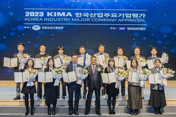 NSP통신-KCA 한국소비자평가 주관 2023 KIMA 한국산업주요기업평가 기념사진 (사진 = 메르세데스 벤츠 코리아)
