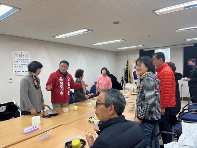 NSP통신-김석훈 국회의원 예비후보가 안산시 상록구 건건동 대림아파트 부녀회원들을 찾아 민원 청취 행보를 하고 있다. (사진 = 김석훈 국회의원 예비후보)