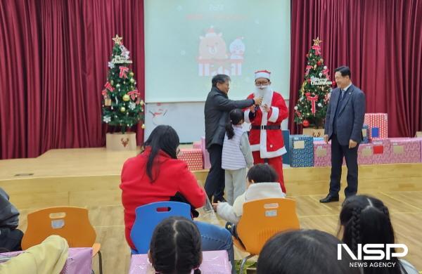 NSP통신-전남개발공사 산타원정대가 여수 삼혜원을 방문해 아동들에게 희망하는 선물을 전달했다. (사진 = 삼혜원)